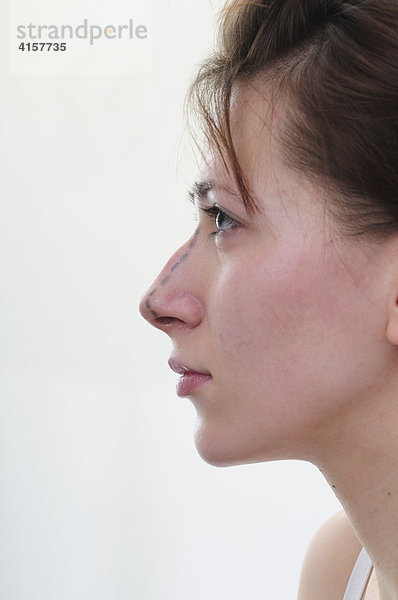 Portrait Frau vor Schönheitsoperation mit Zeichnung für Operation  Nase  Linien  Hakennase  Profil