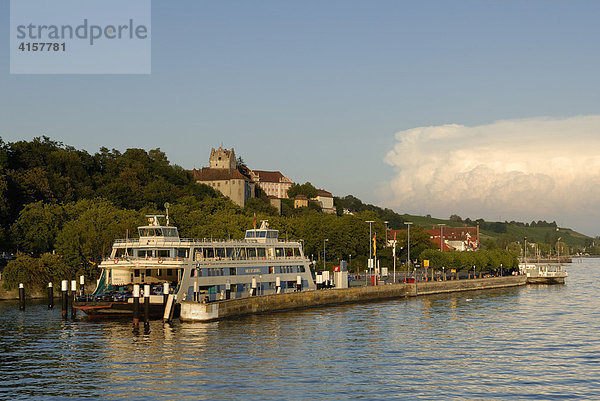 Fährhafen mit Seepromenade und historischer Burg im Hintergrund  Meersburg  Baden-Württemberg  Deutschland  Europa.