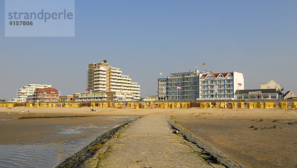 Cuxhaven-Duhnen- Hotelgebäude an der Nordseeküste bei Ebbe - Niedersachsen  Deutschland  Europa.