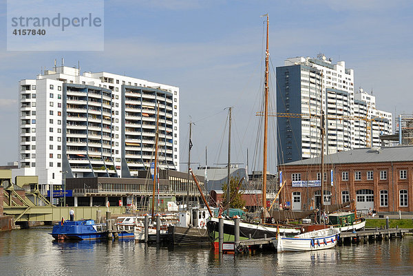 Der alte Hafen mit dem Columbus-Center im Hintergrund - Bremerhaven  Bremen Deutschland  Europa.