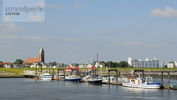 Cuxhaven  Blick auf den Fährhafen - Niedersachsen  Deutschland  Europa.