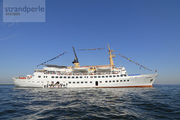 Die MS Atlantis während dem Ausbooten vor der Insel Helgoland - Schleswig-Holstein  Deutschland  Europa.
