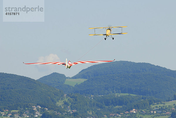 Segelschlepp mit zwei historischen Flugzeugen auf einer Flugveranstaltung - Dittingen  Schweiz  Europa.