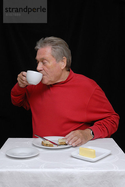 Senior trinkt aus einer Kaffeetasse