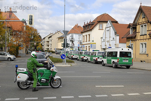Mannschaftswagen der Bundespolizei während einer Demonstration - Singen  Landkreis Konstanz  Deutschland  Europa.