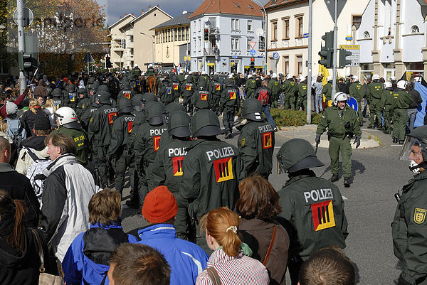 Polizisten sichern eine Demonstration - Singen  Landkreis Konstanz  Deutschland  Europa.