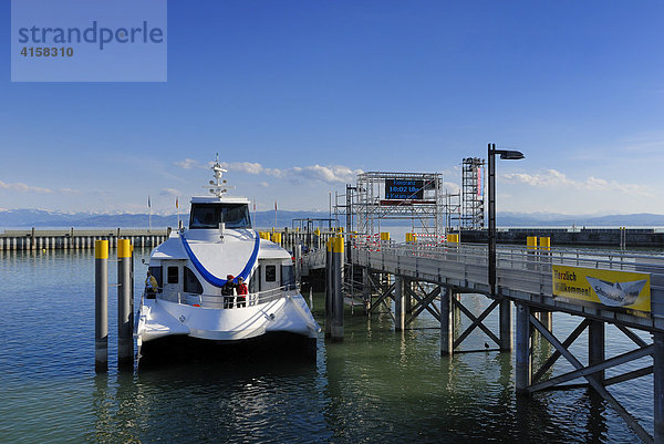 Der Bodenseekatamaran Fridolin im Hafen  Friedrichshafen  Baden-Württemberg  Deutschland  Europa