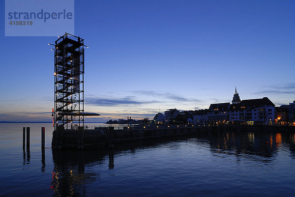 Der Molenturm und die Altstadtpromenade im Abendlicht  Friedrichshafen  Baden-Württemberg  Deutschland  Europa