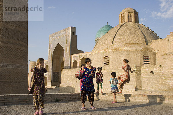 Spielende Mädchen  Architektur-Ensamble Poi Kalon  Buchara  Usbekistan