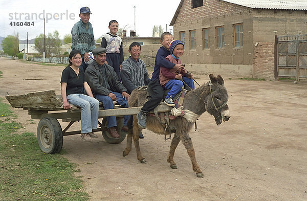 Kasachische Familie auf dem Eselkarren. Alma-Ata Gebiet  Kasachstan.