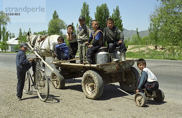 Jungen auf dem Pferdekarren. Alma-Ata Gebiet  Kasachstan