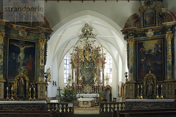 Altar der Kirche St. Georg mit Rosenkranz-Madonna  Auerberg  Bayern  Deutschland