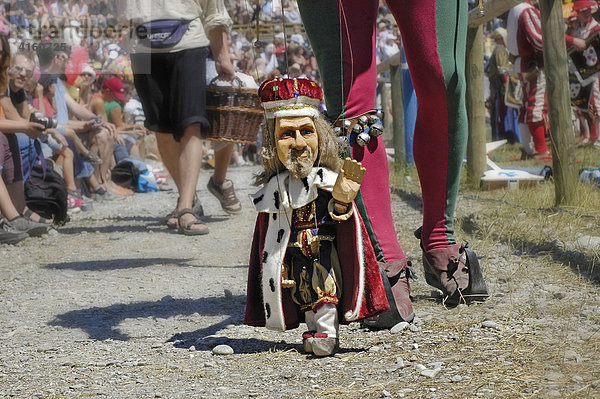 Puppenspieler in mittelalterlicher Tracht hält kleinen König als Marionette  Kaltenberger Ritterspiele  Kaltenberg  Oberbayern  Bayern  Deutschland