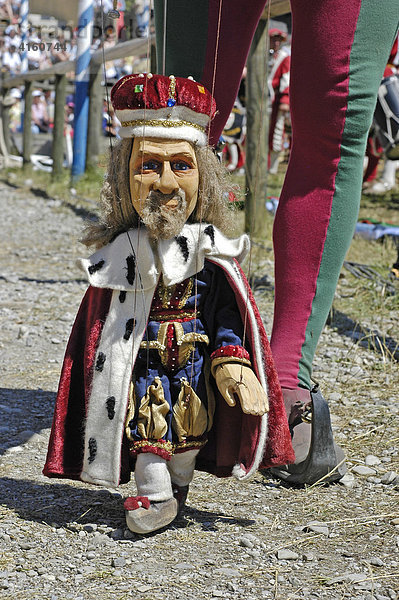 Puppenspieler in mittelalterlicher Tracht hält kleinen König als Marionette  Kaltenberger Ritterspiele  Kaltenberg  Oberbayern  Bayern  Deutschland
