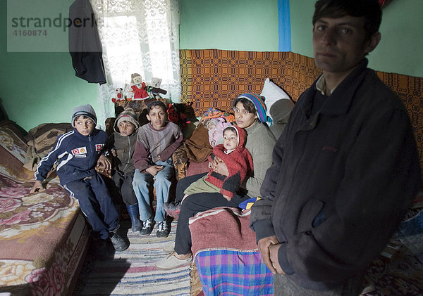 Familie in armseliger Behausung  Giulia  Rumänien