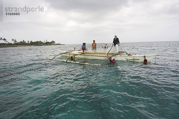 Fischer auf einem Auslegerboot  Philippinen