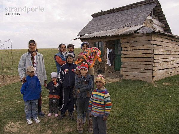 Eine Familie vor ihrer Behausung  Gulia  Rumänien