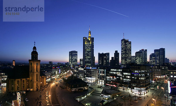 Bankenviertel mit der Katharinenkirche und der Hauptwache nachts  Frankfurt  Hessen  Deutschland