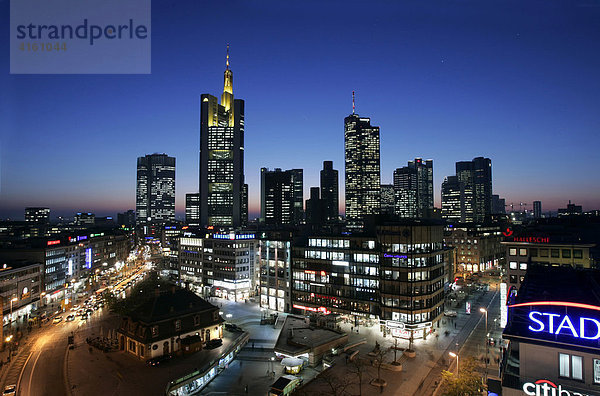 Bankenviertel mit der Katharinenkirche und der Hauptwache nachts  Frankfurt  Hessen  Deutschland