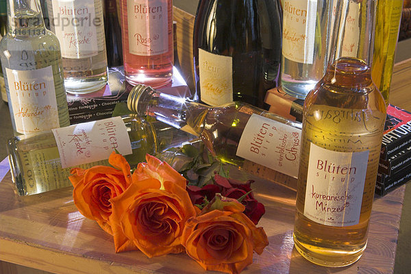Flaschen mit Blütensirup und Blütensekt