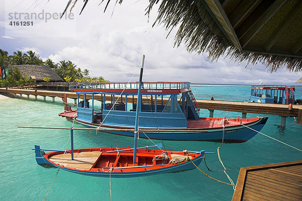 Boote vor Vilureef Resort  Malediven