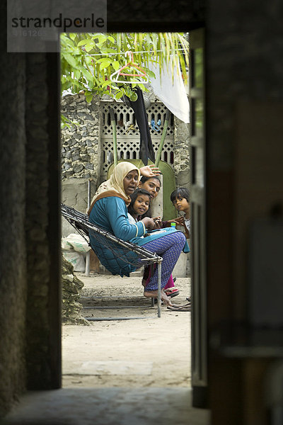 Maledivische Familie in ihrem Haus  Malediven