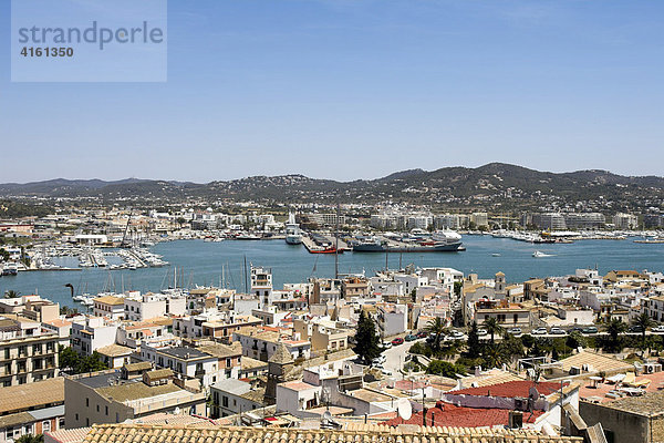 Ibiza Stadt  Altstadt mit dem Hafen  Ibiza  Spanien