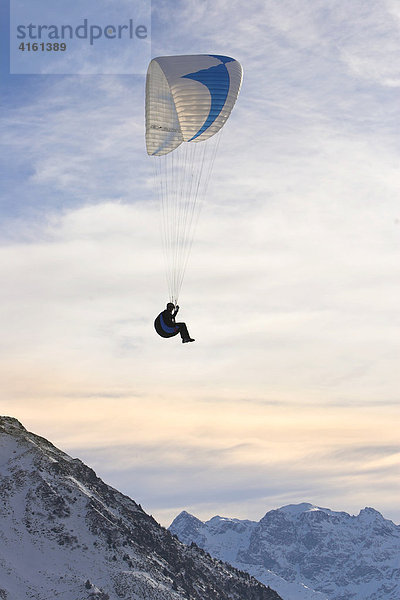 Paraglider im Gebirge.
