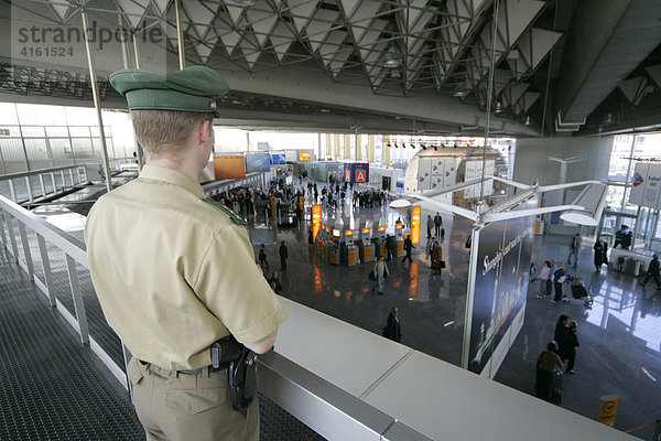 Deutscher Polizist in der Abflughalle des Flughafens  Frankfurt  Hessen  Deutschland