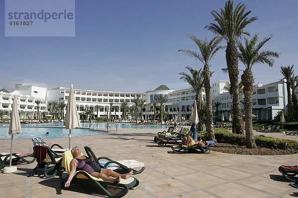 Touristen am Pool des Hotel Iberostar Founty Beach  Agadir  Marokko  Afrika