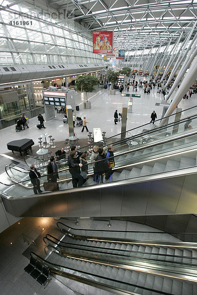 Abflughalle des Düsseldorfer Flughafen check in Schalter  Nordrhein-Westfalen  Deutschland.