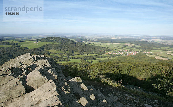 Blick von der Milsebug über die Landschaft der Rhoen  Hessen  Deutschland.