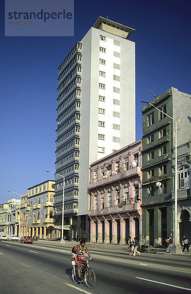 Hochhaus Malecon in der Avenue Maceo  Havanna  Kuba
