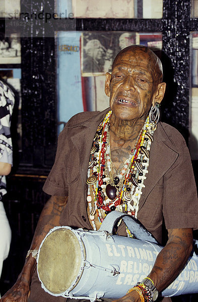 Ein farbiger alter Kubaner mit unzähligen Tattos und Schmuck sitzt in der Bodeguita del Medio   Havanna  Kuba.