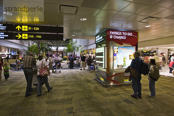 Changi Airport mit den Duty Free Geschäften in Singapur  Indonesien.