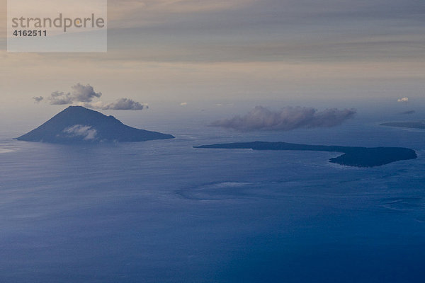 Bunaken Island mit dem Vulkan Manado Tua  Sulawesi  Indonesien