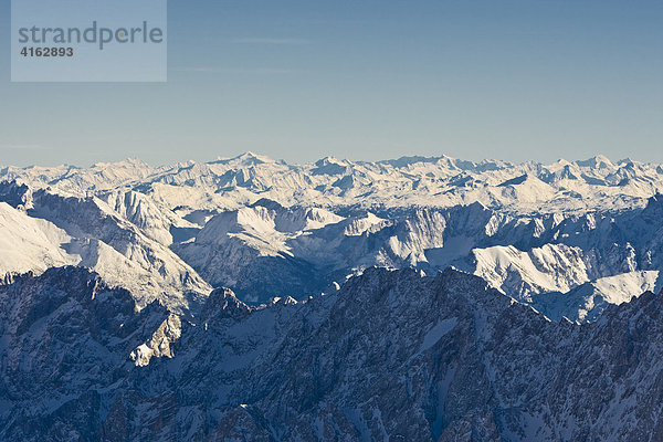 Verschneite Berge  gesehen von der Zugspitze  Deutschland