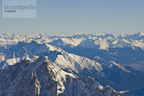 Verschneite Berge  gesehen von der Zugspitze  Deutschland