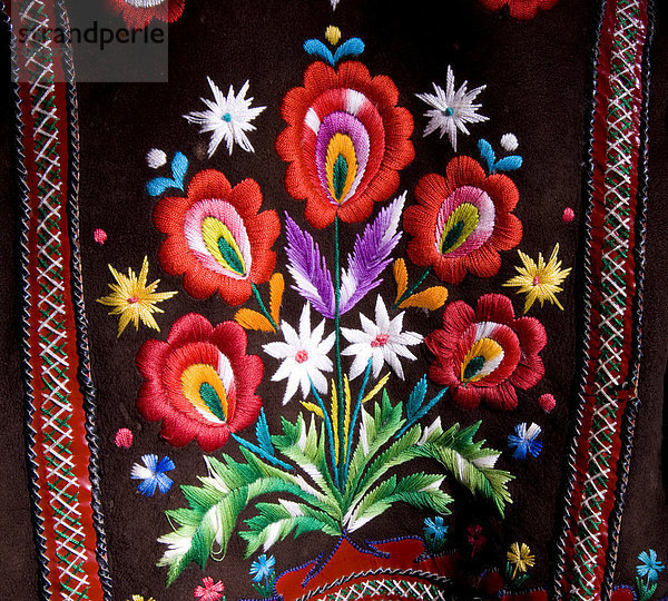 Kunsthandwerk in einem Museum Traditionelle Trachen mit dem Motiv des Edelweis  Zdiar  Hohe Tatra  Slowakei  Europa
