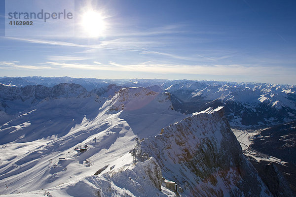 Skigebiet auf der Zugspitze mit dem Blick nach Ehrwald  Österreich  Europa