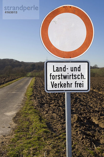 Schild: Durchfahrt Verboten  Landwirtschaftlicher Verkehr frei  Deutschland  Europa