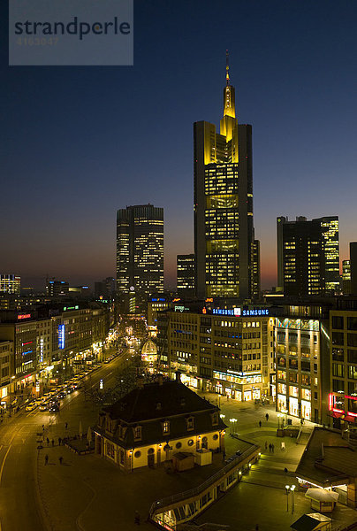 Die Frankfurter Skyline im Abendlicht an der Hauptwache mit den Banken  Hessen  Deutschland  Europa