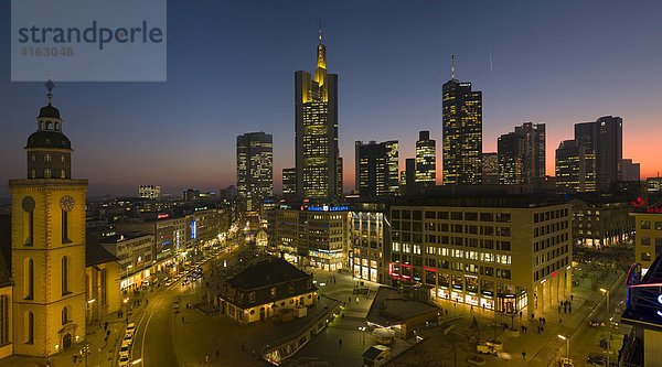 Die Frankfurter Skyline im Abendlicht an der Hauptwache mit den Banken und der Katharinenkirche links  Hessen  Deutschland  Europa