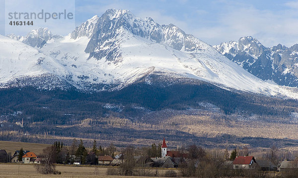 Dorf vor den Karpaten  Hohe Tatra in der Gegend von Tatranská Lomnica  Slowakei