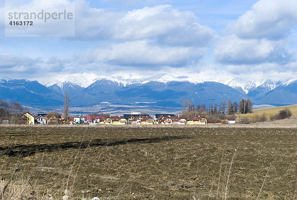 Hohe Tatra mit einem Neubaugebiet in der Nähe von Jasna  Slowakei