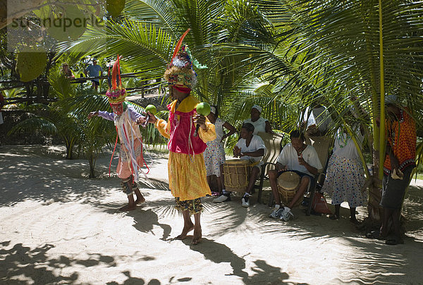 Traditioneller Volkstanz der Garifuna  aufgeführt als Touristenattraktion  Roatan  Honduras  Zentralamerika
