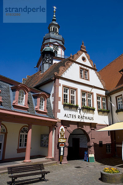 Altes Rathaus und evangelische Pfarrkirche  Naturpark Bergstraße-Odenwald  Erbach  Odenwald  Hessen  Deutschland  Europa
