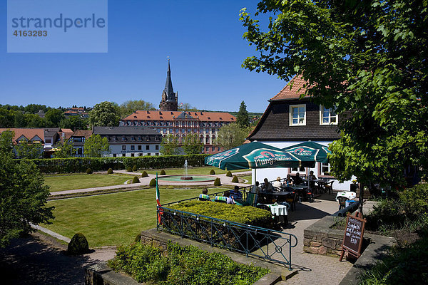 Lustgarten mit Schloss der Grafen zu Erbach-Erbach und Orangerie  Erbach  Odenwald  Hessen  Deutschland  Europa
