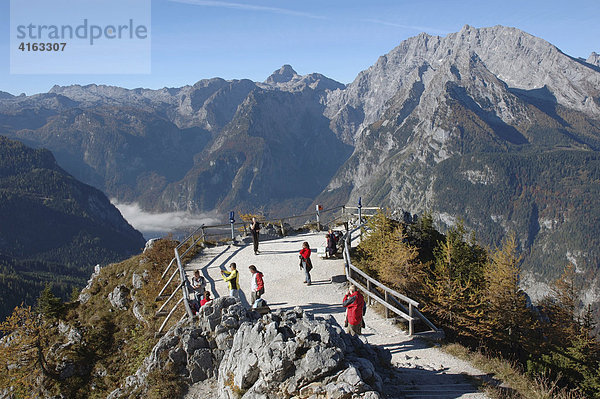 Der Königsee im Nationalpark Berchtesgaden  bedeckt vom Bodennebel  gesehen vom Aussichtspunkt des Jenner