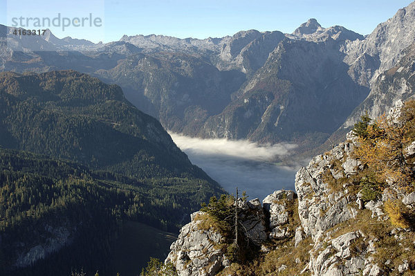 Der Königsee im Nationalpark Berchtesgaden  bedeckt vom Bodennebel  gesehen vom Aussichtspunkt des Jenner